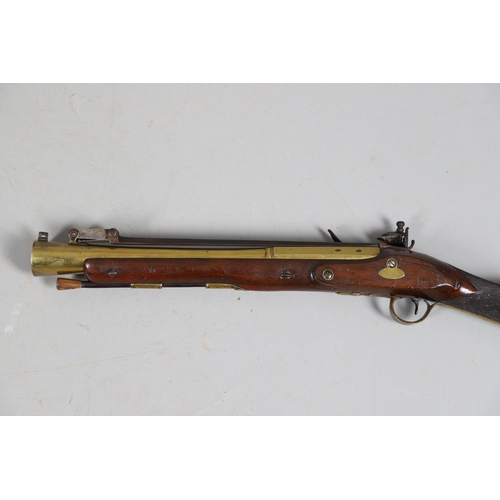 21 - AN EARLY 19TH CENTURY BLUNDERBUSS MARKED FOR UTTING OF LONDON. A blunderbuss with 39 cm brass barrel... 