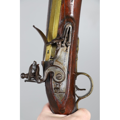 21 - AN EARLY 19TH CENTURY BLUNDERBUSS MARKED FOR UTTING OF LONDON. A blunderbuss with 39 cm brass barrel... 