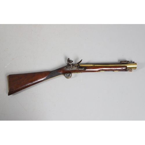 21 - AN EARLY 19TH CENTURY BLUNDERBUSS MARKED FOR UTTING OF LONDON. A blunderbuss with 39 cm brass barrel... 