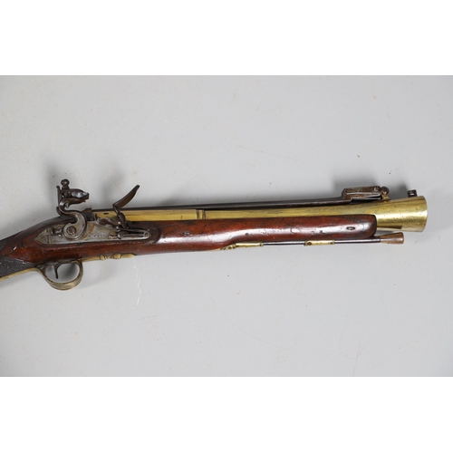 21 - AN EARLY 19TH CENTURY BLUNDERBUSS MARKED FOR UTTING OF LONDON. A blunderbuss with 39 cm brass barrel... 