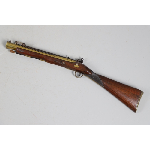 21 - AN EARLY 19TH CENTURY BLUNDERBUSS MARKED FOR UTTING OF LONDON. A blunderbuss with 39 cm brass barrel... 