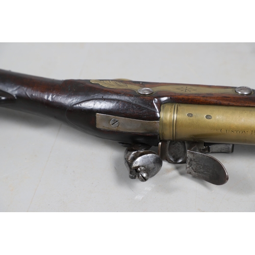 22 - AN ENORMOUS LATE 18TH CENTURY SHIP MOUNTED CUSTOMS FLINTLOCK MUSKETOON. With a 67 cm barrel, flared ... 