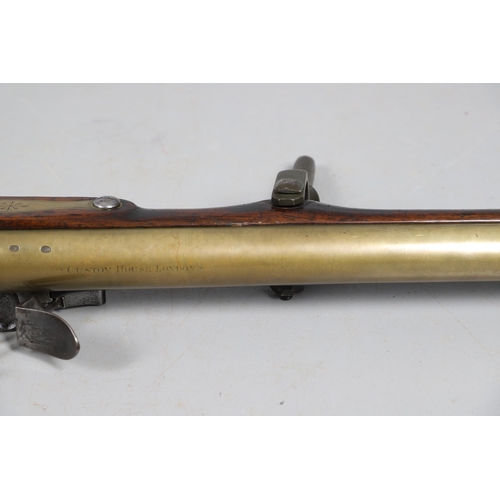 22 - AN ENORMOUS LATE 18TH CENTURY SHIP MOUNTED CUSTOMS FLINTLOCK MUSKETOON. With a 67 cm barrel, flared ... 