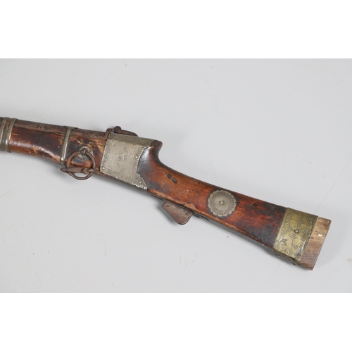 26 - A 19TH CENTURY MATCHLOCK LONG GUN. With a 119 cm barrel tapering from octagonal to round with decora... 