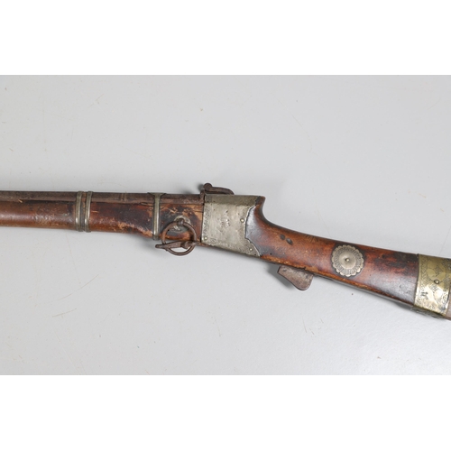 26 - A 19TH CENTURY MATCHLOCK LONG GUN. With a 119 cm barrel tapering from octagonal to round with decora... 