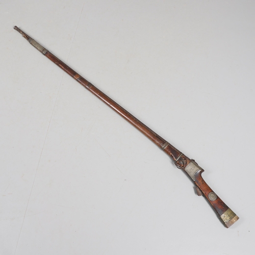 26 - A 19TH CENTURY MATCHLOCK LONG GUN. With a 119 cm barrel tapering from octagonal to round with decora... 