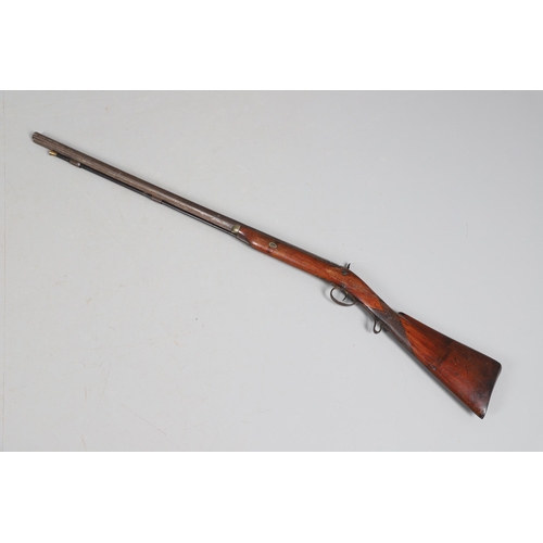 27 - A 19TH CENTURY PERCUSSION SPORTING GUN. With a 79 cm barrel tapering from octagonal to round, marked... 