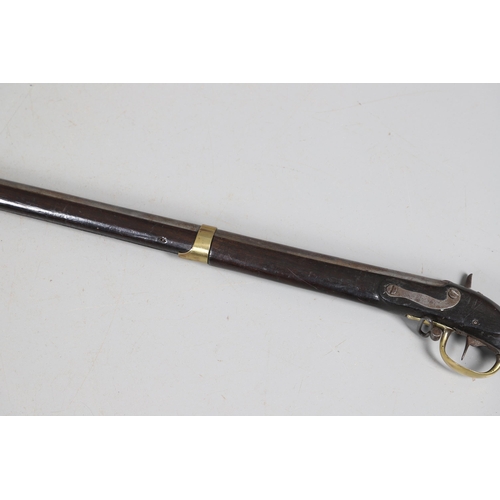 28 - AN UNUSUAL MID 19TH CENTURY BAVARIAN ROYAL ARMY CADET'S PERCUSSION MUSKET. With a 74 cm barrel, perc... 