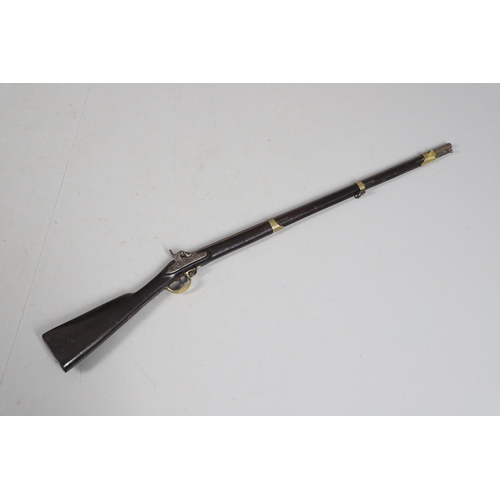 28 - AN UNUSUAL MID 19TH CENTURY BAVARIAN ROYAL ARMY CADET'S PERCUSSION MUSKET. With a 74 cm barrel, perc... 