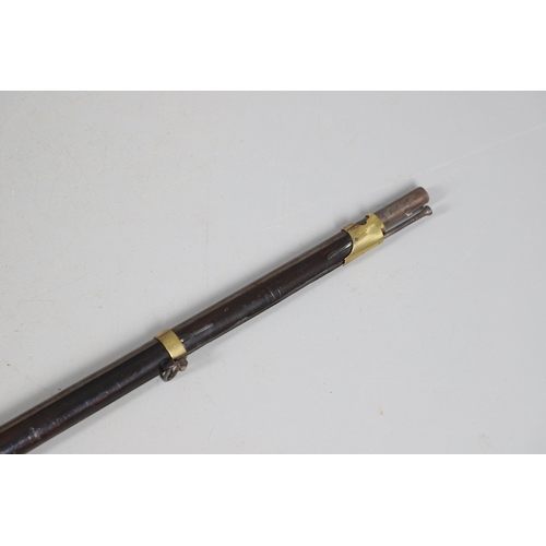 28 - AN UNUSUAL MID 19TH CENTURY BAVARIAN ROYAL ARMY CADET'S PERCUSSION MUSKET. With a 74 cm barrel, perc... 