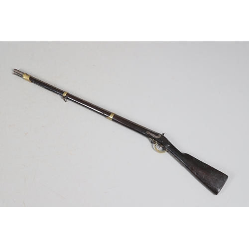 28 - AN UNUSUAL MID 19TH CENTURY BAVARIAN ROYAL ARMY CADET'S PERCUSSION MUSKET. With a 74 cm barrel, perc... 