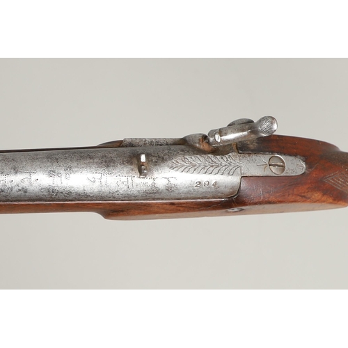 33 - A MID 19TH CENTURY PERCUSSION GUN. A rifle style gun with a 76cm barrel, approximately 13.5mm at the... 