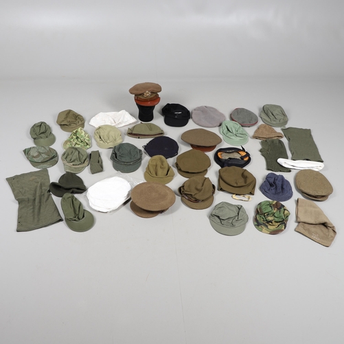 409 - AN EXTENSIVE COLLECTION OF MILITARY UNIFORM CAPS, BERETS AND OTHER ITEMS. SECOND WORLD WAR AND LATER... 