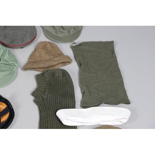 409 - AN EXTENSIVE COLLECTION OF MILITARY UNIFORM CAPS, BERETS AND OTHER ITEMS. SECOND WORLD WAR AND LATER... 