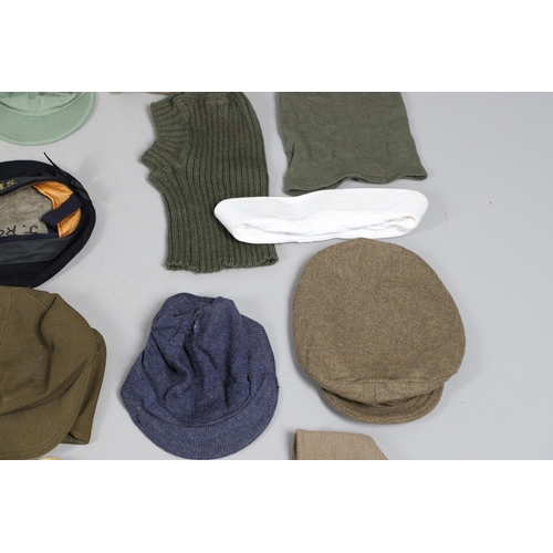 409 - AN EXTENSIVE COLLECTION OF MILITARY UNIFORM CAPS, BERETS AND OTHER ITEMS. SECOND WORLD WAR AND LATER... 