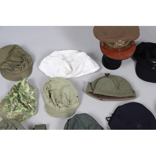 409 - AN EXTENSIVE COLLECTION OF MILITARY UNIFORM CAPS, BERETS AND OTHER ITEMS. SECOND WORLD WAR AND LATER... 