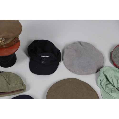 409 - AN EXTENSIVE COLLECTION OF MILITARY UNIFORM CAPS, BERETS AND OTHER ITEMS. SECOND WORLD WAR AND LATER... 