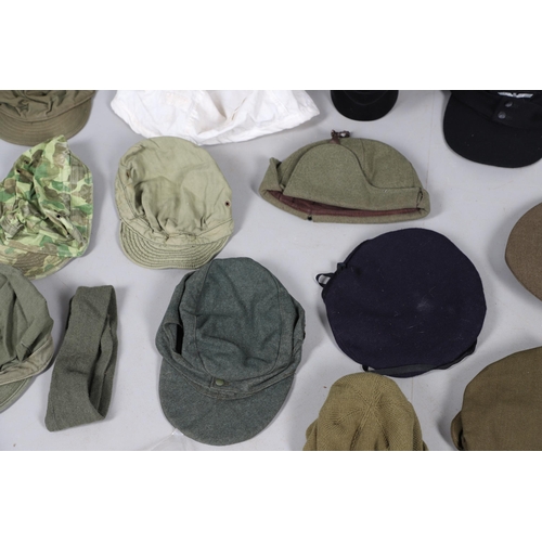 409 - AN EXTENSIVE COLLECTION OF MILITARY UNIFORM CAPS, BERETS AND OTHER ITEMS. SECOND WORLD WAR AND LATER... 