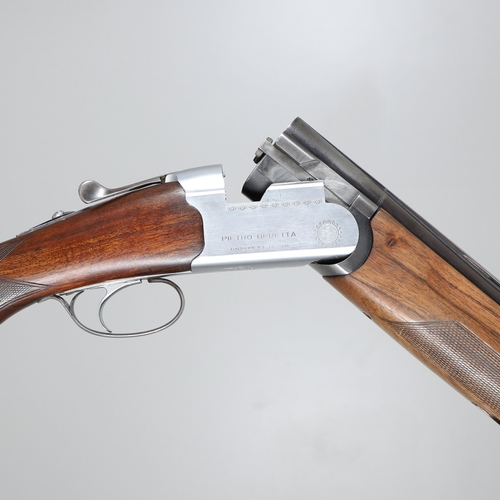 41 - A BERETTA 12 BORE SHOTGUN. A 12 bore shotgun by Pietro Beretta of Italy with 71 cm over and under ba... 