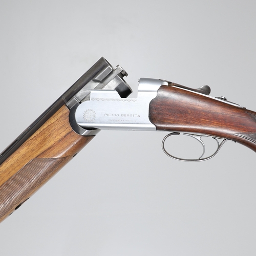 41 - A BERETTA 12 BORE SHOTGUN. A 12 bore shotgun by Pietro Beretta of Italy with 71 cm over and under ba... 