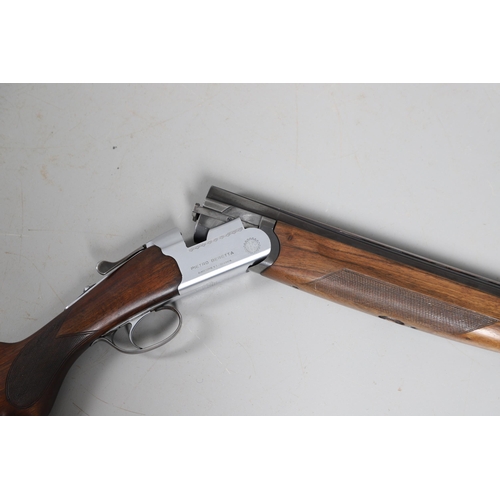 41 - A BERETTA 12 BORE SHOTGUN. A 12 bore shotgun by Pietro Beretta of Italy with 71 cm over and under ba... 