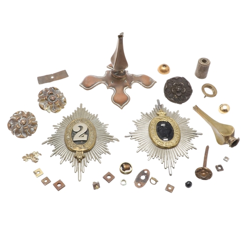 418 - A 2ND (QUEEN'S BAYS) DRAGOON GUARD HELMET PLATE AND OTHER HELMET FITTINGS. A 'Bays' helmet plate wit... 