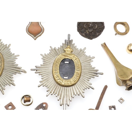 418 - A 2ND (QUEEN'S BAYS) DRAGOON GUARD HELMET PLATE AND OTHER HELMET FITTINGS. A 'Bays' helmet plate wit... 