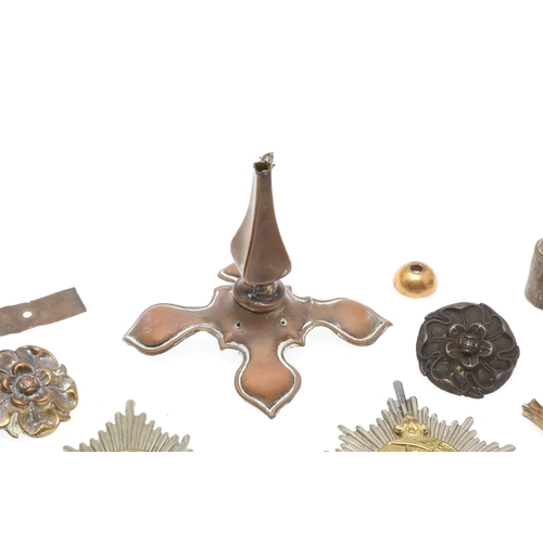 418 - A 2ND (QUEEN'S BAYS) DRAGOON GUARD HELMET PLATE AND OTHER HELMET FITTINGS. A 'Bays' helmet plate wit... 