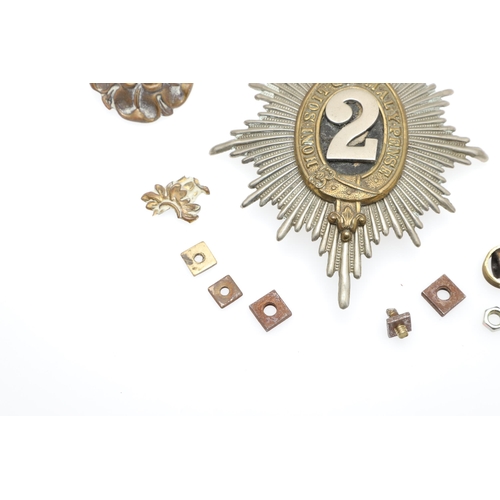 418 - A 2ND (QUEEN'S BAYS) DRAGOON GUARD HELMET PLATE AND OTHER HELMET FITTINGS. A 'Bays' helmet plate wit... 