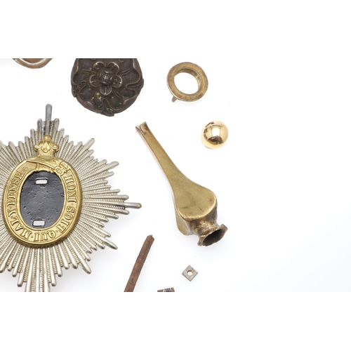 418 - A 2ND (QUEEN'S BAYS) DRAGOON GUARD HELMET PLATE AND OTHER HELMET FITTINGS. A 'Bays' helmet plate wit... 