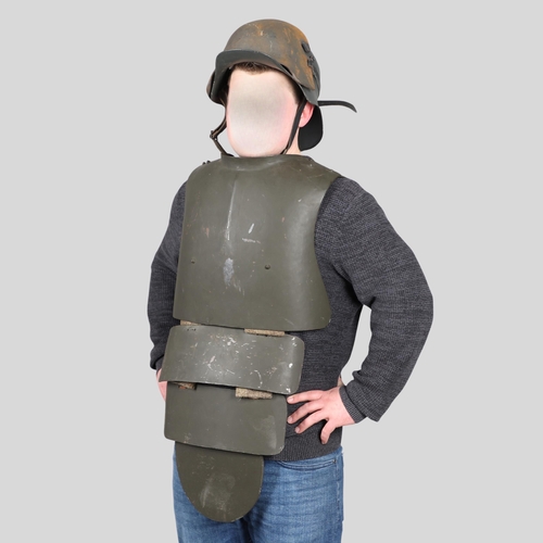 451 - A REPRODUCTION SET OF FIRST WORLD WAR GERMAN BODY ARMOUR. A reproduction set of German body armour, ... 