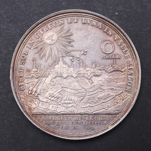 452 - A FINE DUTCH SILVER HISTORIC MEDAL COMMEMORATING THE SIEGE OF LILLE IN 1708. An early 18th Century m... 