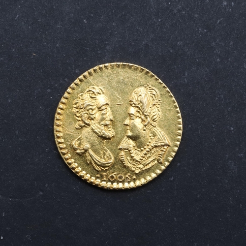 454 - A SMALL GOLD MEDAL, FACING COUPLE, 1605. A small gold medal, facing couple above the date 1605, reve... 