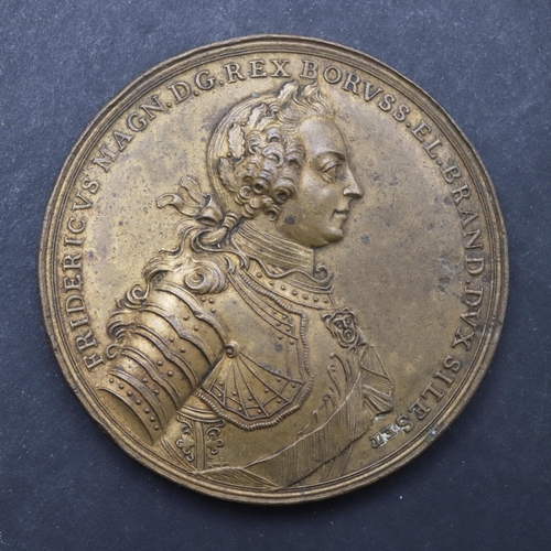 458 - AN HISTORIC MEDAL MARKING THE CAPTURE OF PRAGUE, 1791 BY J.G. HOLTZHEY. A bronze medal, obverse with... 