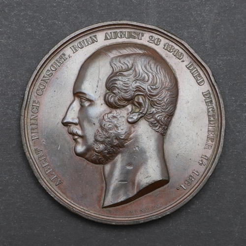 465 - A VICTORIAN BRONZE MEDAL COMMEMORATING THE LIFE OF PRINCE ALBERT. Profile portrait of Prince Albert ... 