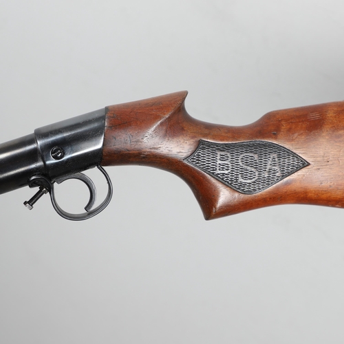 57 - AN UNUSUAL .177 BSA CLUB AIR RIFLE. A BSA .177 Air Rifle with a 49cm barrel with rotating loading po... 