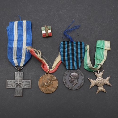 576 - A SMALL COLLECTION OF ITALIAN SECOND WORLD WAR MEDALS AND A BADGE. A collection of Italian Second Wo... 