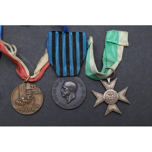 576 - A SMALL COLLECTION OF ITALIAN SECOND WORLD WAR MEDALS AND A BADGE. A collection of Italian Second Wo... 