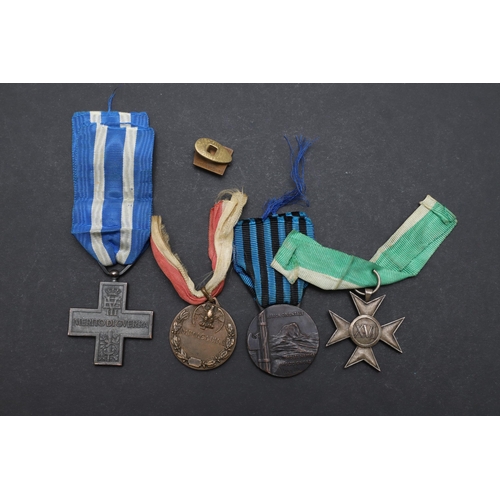 576 - A SMALL COLLECTION OF ITALIAN SECOND WORLD WAR MEDALS AND A BADGE. A collection of Italian Second Wo... 