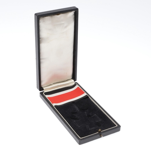 578 - AN ORIGINAL PRESENTATION BOX FOR A KNIGHT'S CROSS WITH RIBBON. A presentation case for an Iron Cross... 