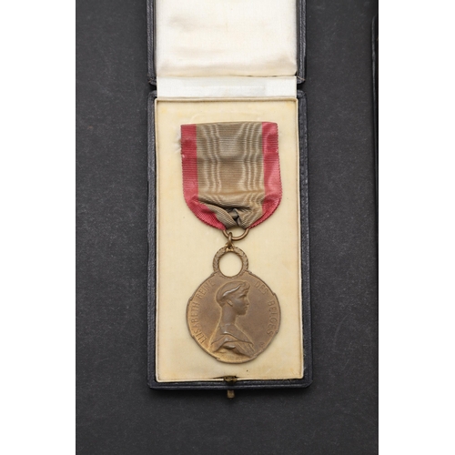 580 - A BELGIAN FIRST WORLD WAR RED CROSS MEDAL. Queen Elizabeth of Belgium's medal 1914-1916. Awarded to ... 