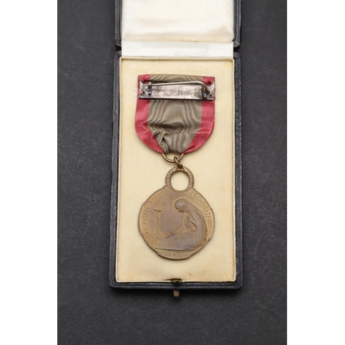 580 - A BELGIAN FIRST WORLD WAR RED CROSS MEDAL. Queen Elizabeth of Belgium's medal 1914-1916. Awarded to ... 