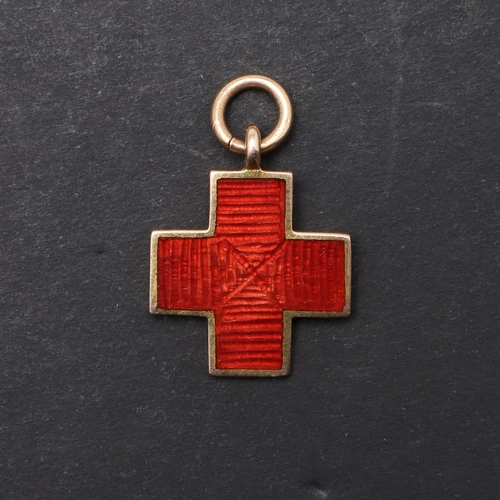 581 - AN UNUSUAL GOLD AND ENAMEL RED CROSS AWARD FOR 'WAR SERVICE'. A small gold cross pendnant with clear... 