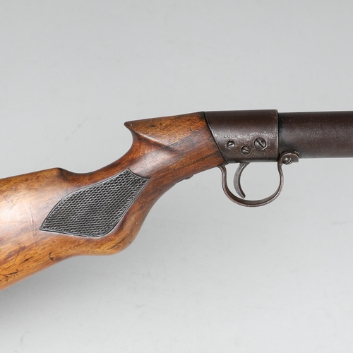 61 - A BSA 177 CLUB STANDARD AIR RIFLE. With a 49cm barrel and rotating loading point, numbered CS34171 a... 