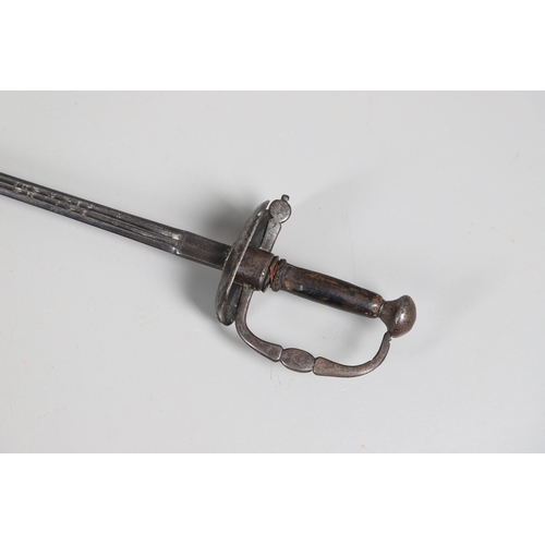 67 - A 17TH CENTURY TRANSITIONAL RAPIER. With a 78 cm slender, pointed, tapering blade with short double ... 