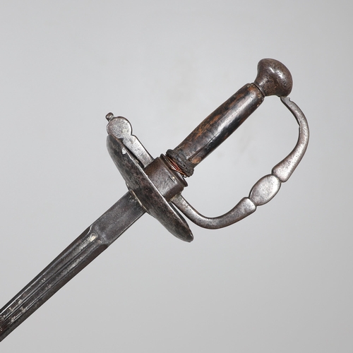 67 - A 17TH CENTURY TRANSITIONAL RAPIER. With a 78 cm slender, pointed, tapering blade with short double ... 