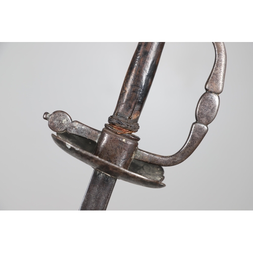 67 - A 17TH CENTURY TRANSITIONAL RAPIER. With a 78 cm slender, pointed, tapering blade with short double ... 