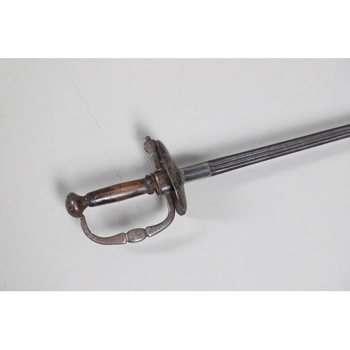 67 - A 17TH CENTURY TRANSITIONAL RAPIER. With a 78 cm slender, pointed, tapering blade with short double ... 