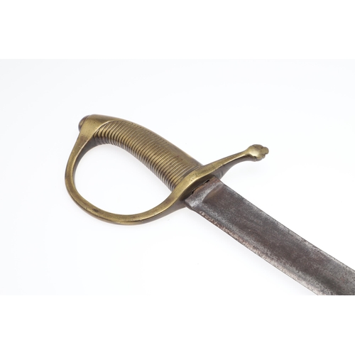 87 - A RUSSIAN CRIMEAN WAR PERIOD 1827 PATTERN GRENADIER'S SABRE. With a 68 cm curved, pointed single edg... 