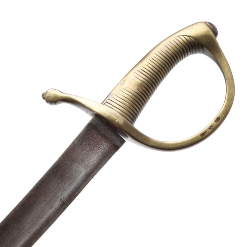 87 - A RUSSIAN CRIMEAN WAR PERIOD 1827 PATTERN GRENADIER'S SABRE. With a 68 cm curved, pointed single edg... 